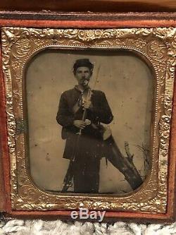 1860s CIVIL WAR TINTYPE PHOTOGRAPH OF ARMED UNION ARMY SOLDIER