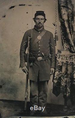 1860s CIVIL WAR TINTYPE PHOTOGRAPH OF A DOUBLE ARMED UNION ARMY SERGEANT PHOTO
