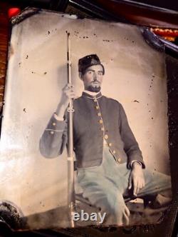 1/6 Tintype Armed Civil War Soldier Holding Rifle, Tinted Zouave 1860s Photo 1/6 Tintype Armed Civil War Soldier Holding Rifle, Tinted Zouave 1860s Photo