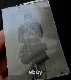 ANTIQUE Vintage US UNION CIVIL WAR SOLDIER with RIFLE & BAYONET Photo