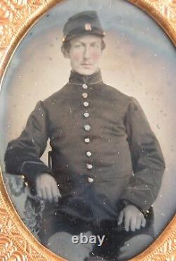 American Civil War Union soldier ambrotype portrait in leather case