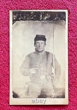 CIVIL WAR ARMED SOLDIER HOLDING PISTOL IN HAND 1860s CDV PHOTO