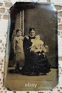 CIVIL WAR ERA TINTYPE PHOTO MOTHER With TWO CHILDREN POST MORTEM CHILD SWOLLEN EYE