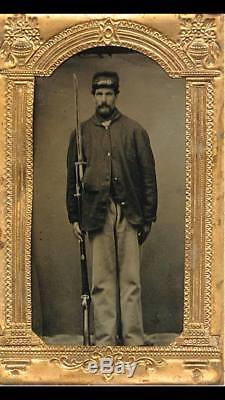 CIVIL WAR SOLDIER, 8TH PLATE TINTYPE With MISSISSIPPI RIFLE & SABER BAYONET