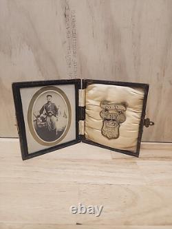 Civil War Photograph Of Soldier And Badge Cased Image Vol. Cav. 9 N. Y. Wm. Lane