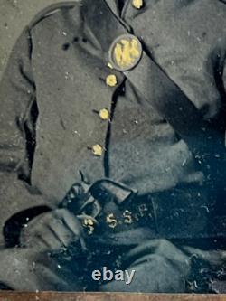 Civil War Tintype Potrait Soldier With Pistol In A Gutta Percha Case
