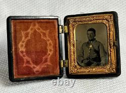 Civil War Tintype Potrait Soldier With Pistol In A Gutta Percha Case
