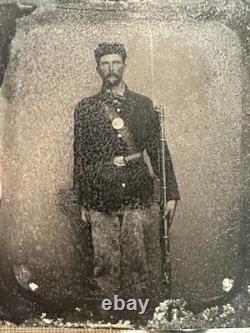 Civil War Union Soldier Tintype Armed Infantryman 1/6th Plate Photo in Case