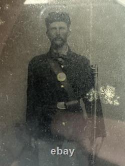 Civil War Union Soldier Tintype Armed Infantryman 1/6th Plate Photo in Case