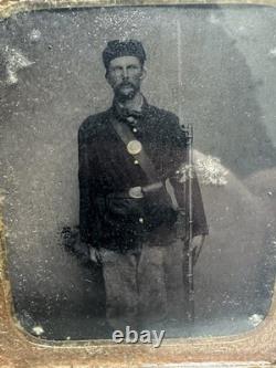 Civil War Union Soldier Tintype Armed Infantryman 1/6th Plate Photo in Case