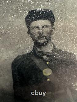 Civil War Union Soldier Tintype Armed Infantryman 1/6th Plate Photo in Case