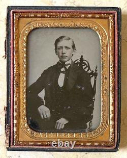 HANDSOME! CIVIL WAR ERA YOUNG GENTLEMAN 1/4 PLATE AMBROTYPE PHOTO withPARTIAL CASE