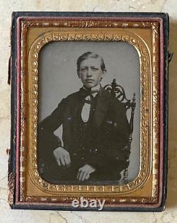 HANDSOME! CIVIL WAR ERA YOUNG GENTLEMAN 1/4 PLATE AMBROTYPE PHOTO withPARTIAL CASE