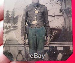 ID'D ORIGINAL CIVIL WAR TINTYPE PHOTOGRAPH ARMED UNION SOLDIER With MUSKET & GEAR