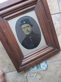 LG CIVIL WAR Soldier MEMORIAL / MOURNING Photo in Orig Frame, Full Plate Tintype