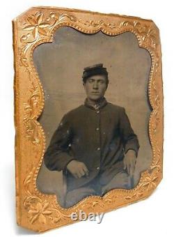 MID-19TH C ANTIQUE US CIVIL WAR UNION SOLDIER TINTYPE PHOTO WithGOLD FRAME NO CASE