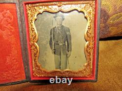 Original CIVIL War Union Sergeant Of Cavalry Soldier & Sword & Gun Photo In Case