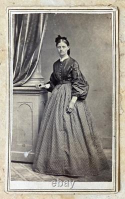 RARE! CIVIL WAR ERA WOMAN by CIVIL WAR WOMAN PHOTOGRAPHER MRS W. A. REED CDV PHOTO