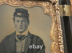 US Civil War Ambrotype 1/6 Plate Photo of Union Soldier in Gutta Percha Case