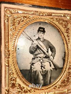 YOUNG CIVIL WAR ARMED SOLDIER CALIFORNIA 1/6 AMBROTYPE Photo ORIGINAL 1860s