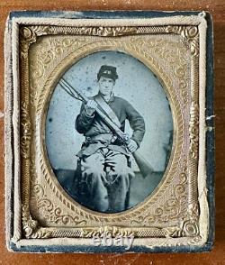 YOUNG CIVIL WAR ARMED SOLDIER CALIFORNIA 1/6 AMBROTYPE Photo ORIGINAL 1860s